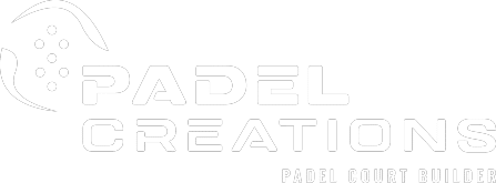 Vor grünem Hintergrund steht das weiße Logo von Padel Creations mit Padel-Symbol und Schriftzug für den Padel Court Builder weltweit im modernen Stil.